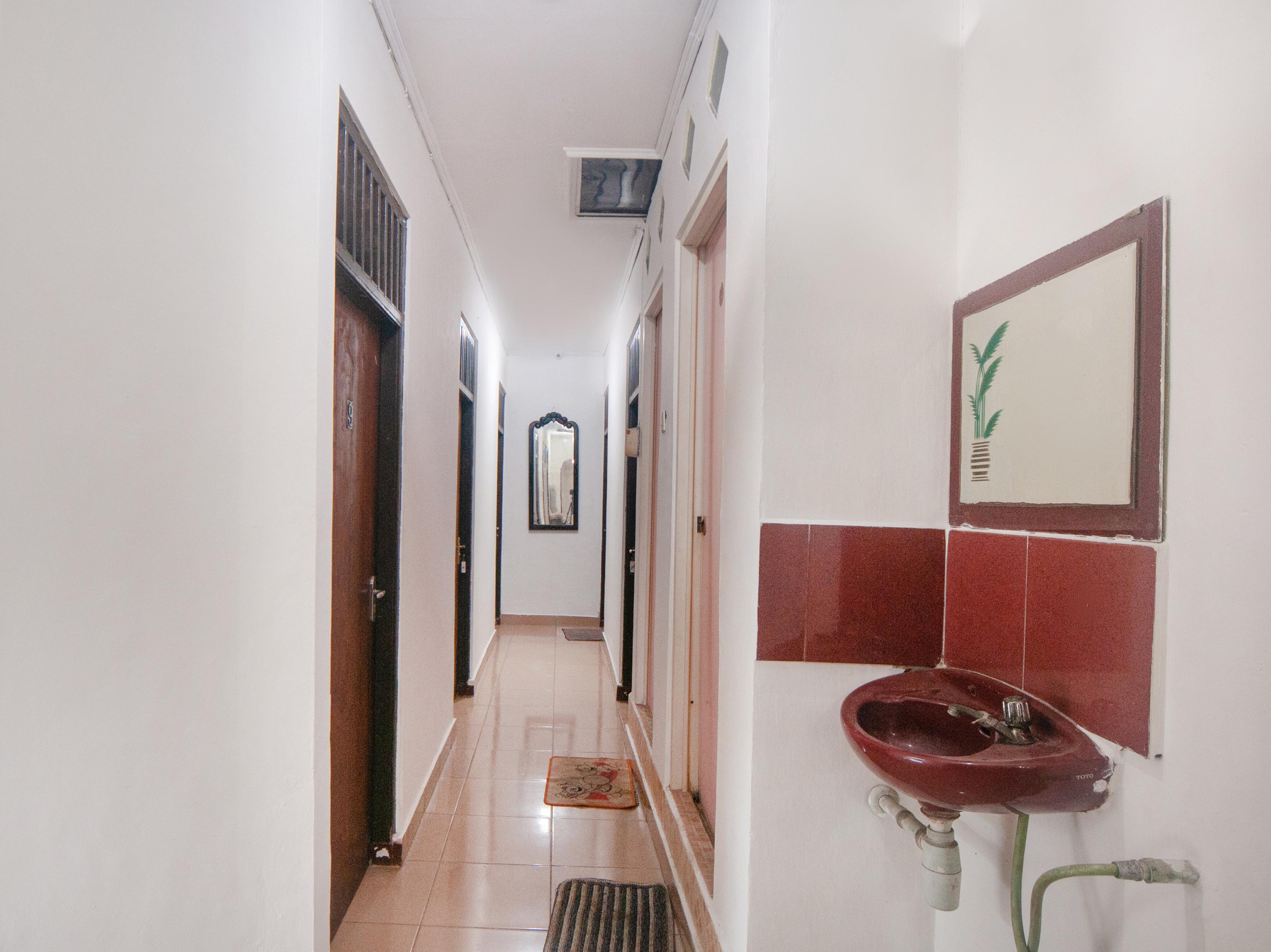 Oyo 2256 Danysa Guesthouse Jakarta Exterior foto